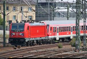 Tele-Nachschuss auf 147 017-8 von DB Regio Baden-Württemberg als RB 19970 nach Heilbronn Hbf, die ihren Startbahnhof Stuttgart Hbf auf Gleis 3 verlässt.