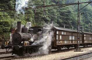 Im Juli 1983 rangiert die 1911 gebaute E 2/2 9 des von Roll-Werkes im Bahnhof Choindez