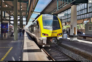 Smartphone-Aufnahme von 1427 015-1 (ET 3.05) und 1427 0?? (Stadler FLIRT 160) der Go-Ahead Baden-Württemberg GmbH (GABW) als RB 19471 (RB13) nach Crailsheim, die im Startbahnhof Stuttgart Hbf