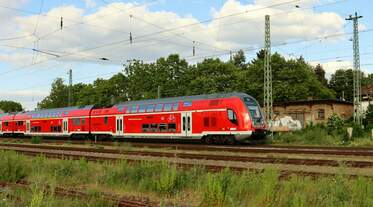 446 036 verlässt den Bahnhof Biblis als RE 70 nach Mannheim.