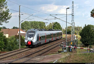 9442 604 (Bombardier Talent 2) der Abellio Rail Mitteldeutschland GmbH als RE 74732 (RE8) von Halle(Saale)Hbf nach Leinefelde fährt in Zscherben, Angersdorfer Straße, auf der Bahnstrecke