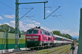 Am 12.07.2020 ist am Bahnbergang in Oberreitnau die Lrmschutzwand nur auf einer Seite fertig.