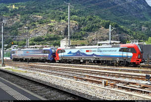Gemischtes Vectron-Doppel:  Ein KLV-Zug mit 193 518-8  Ticino  und 193 478-5  Gottardo  (Siemens Vectron) verlässt den Bahnhof Brig (CH) Richtung Visp (CH).