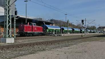 Abfahrt von 212 133-3 mit den entleerten Schwenkdachwagen der Gattung Tads nach Ulm.