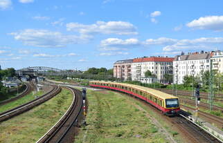 Ein Zug der Baureihe 481 erreicht in Kürze den Halt Bornholmer Straße.