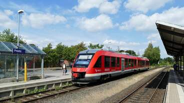 648 352 steht beim Ziwschenhalt als RB84 Kiel Hbf - Lübeck Hbf im Bahnhof Preetz.