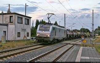 Wegen einer baubedingten Totalsperrung zwischen Erfurt und Weimar kam dieser Kesselzug mit BB 37029 (91 87 0037 029-2 F-AKIEM | Alstom Prima EL3U/4) über Zscherben gefahren.