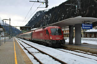ÖBB 1216 021 (E190 021) steht mit EC86 von Verona nach München beim Systemwechsel im Bahnhof Brennero.