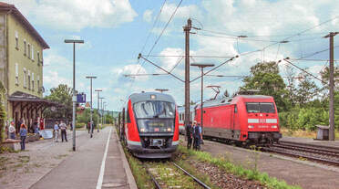 Dombühl am 24.7.05: 642 126 stand als Sonderzug auf Gleis 1 und 101 037 fuhr mit dem planmäßigen IC nach Karlsruhe durch Gleis 2.