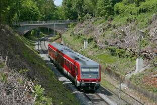 Auf der Fahrt von Überlingen Therme nach Friedrichshafen ist 628 902 / 629 002 als RE 22787 kurz vor Erreichen des Ziels unter der Schlossbergbrücke durchgefahren (28.05.2021)