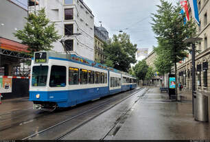 Be 4/8 2121 (Tram 2000) steuert in der Bahnhofstrasse von Zürich (CH) die Haltestelle Rennweg an.