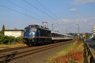 TRI 110 469-4 zieht einen RE9 Verstärkerzug von Siegen-Weidenau nach Köln Hbf anlässlich der  Radveranstaltung Siegtal pur.