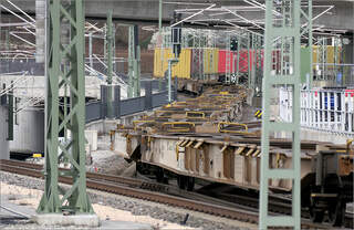 Im Zickzack - Ein Bild für den zweiten Blick -     Durchfahrt eines Containerzuges durch den Ulmer Hauptbahnhof.