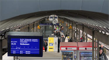 Unter dem Bahnsteigdach -     ...