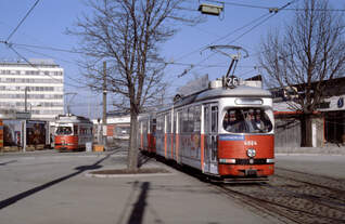Wien Wiener Stadtwerke-Verkehrsbetriebe (WVB) SL 26 (E1 4864 (SGP 1976)) II, Leopoldstadt,  Praterstern im Dezember 1980.