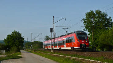 Gerade ist dieser Talent 2 als S1 nach Lauf in Forchheim (Oberfr) gestartet und erreicht in Kürze den Haltepunkt Kersbach.
