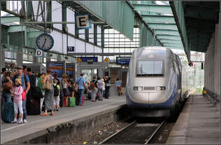 Schnelle Verbindung nach Paris -       Einfahrt eines TGV auf Gleis 12 des Stuttgarter Hauptbahnhofes.