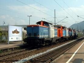 Ein Lokzug mit der Führungslok 212 297-6 der NPE bei der Durchfahrt durch Haslach (14.04.2009)