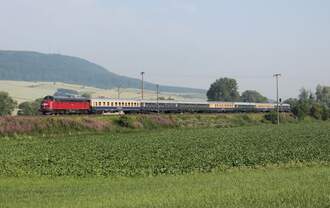 227 005-6 der BSBS mit Sonderzug bei Beulshausen am 05.07.2015