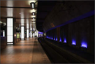 In der -1 Ebene -    Blick in die mittlere Bahnsteigebene des Bahnhofes Antwerpen Centraal.