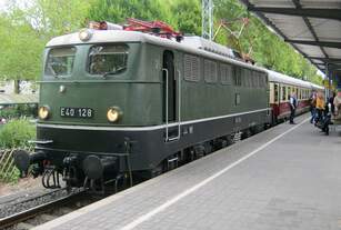 Die E40 128 mit einem Sonderzug des DB Museum Koblenz am 18.09.13 in Bonn-Bad Godesberg.