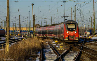 Elegant gleitet ein RE Dresden-Leipzig in der winterlichen Abendsonne auf Gleis 20 des Leipziger Hauptbahnhofs hinein.