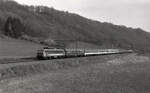 NMBS 2711 mit D240 'Ost-West Express' (Moskva - Paris Nord) auf Linie 125 bei Sclaigneaux am 09.04.1993. Scan 10452. 