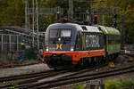 D-HRDE 182 504-1 (242.504) (Mr. Potato Head) fuhr am 31.10.2025 mit dem FLX 1347 nach Köln Hbf (KK). Hier bei der Einfahrt in den Hamburger Hbf (AH).