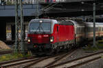 DK-DSB 0003 229-9 (EB 3229) fuhr am 31.10.2025 mit dem EC 392 nach Koebenhavn H (XDKH), am anderen Ende schob DK-DSB 0003 201-8 (EB 3201) nach. Hier bei der Ausfahrt aus dem Hamburger Hbf (AH).
In wenigen Tagen endet die Zeit der Intercitywagen auf  ...