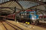 DB 110 350-6 mit Partysonderzug nach Lauenbrck in Kln Hbf, Oktober 2025.