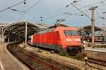 DB 101 084-2 mit DB ICE 408 541 in Kln Hbf, Oktober 2025.