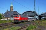 Am 30.04.2026 fährt die 218 451-3 mit einem RE 10 von Düsseldorf nach Kleve aus dem Krefelder Hauptbahnhof aus. Wer Gesellschaft sucht, braucht sich nur einen Fotostandpunkt zu suchen, an dem die Lok vorbeifährt, lange ist man nie alle ...