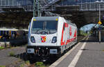 Die von der Diepholzer Kreisbahn bei NortRail gemietete 188 104-4 durchfährt am 30.04.2026 den Krefelder Hauptbahnhof