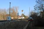 Das Wartezeichen Signal Ra11 und der Fernsprecherkasten, am 23.03.2026 in Gispersleben.