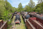 Blick auf das Freigelände des Dampflokmuseum Hermeskeil. Hier stehen zahlreiche Dampflokomotiven, aber auch einige Diesel- und Elektrolokomotiven abgestellt, viele davon sind ehemalige Reichsbahn-Maschinen. 58 1616 fristete ihr Dasein zuletzt al ...