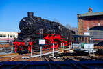 58 261 auf der Drehscheibe - 58 261 aus dem Verkehrsmuseum Dresden ist dauerhaft ausgeliehen an das Sächsische Eisenbahnmuseum. Zur Fotoveranstaltung am 12.03.2022 trug die Lok die Nummer der baugleichen Maschine 58 1800 des Bw Aue, welche im Fr ...