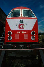 Getrennt durch einen Prellbok: Ex DR-Lok mit DB-Nummer 219 152 am 17.08.1997 im Bw.