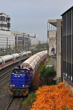 Am 02.12.2024 ist die Lok 2 der Railflex in Dsseldorf-Wehrhahn mit einem Kalkzug in Richtung Dornap-Hahnenfurth unterwegs.