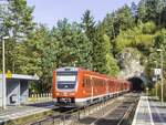 612 464 raste am 6.10.12 mit zwei Artgenossen in Velden durch Gleis 1 nach N�rnberg.