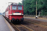 DR-Elektrolok 211 044 am 19.09.1991 bei der Durchfahrt durch den Vorortbahnhof Leipzig-Wahren in Richtung Hbf.