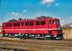 Die von LEW 1962 an die DR gelieferte E 42 002 steht als 242 002 am 26.08.2002 im SEM Chemnitz-Hilbersdorf.