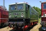 DR-Elektrolok 242 151 als Museumslok in grner Ursprungslackierung am 28.05.2005 beim TEV Weimar.