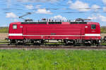 Emma heißt die 243 972 der DeltaRail GmbH, Frankfurt (Oder). Am 21.04.26 bei Roßlau volle Breitseite auf dem Weg von Dessau Richtung Magdeburg.