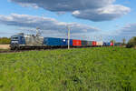 143 373 mit einem Containerzug  am 21.04.26 bei Roßlau. Fahrtrichtung ist Dessau – Magdeburg.
