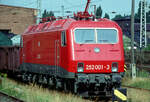 DR-Elektrolok 252 001, das erste von nur vier gebauten Exemplaren der letzten von der DR neu entwickelten Baureihe, am 18.09.1991 im Einsatz mit Gterwagen bei der VES-M Halle.