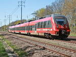 Diedersdorf am 28. April 2026 durchfährt 442 826 den südlichen Berliner Aussenring als RE 22 in Richtung Berlin
