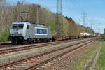 METRANS Rail s.r.o., Praha [CZ] mit 386 038-4 (NVR-Nummer: 91 54 7386 038-4 CZ) und einem Containerzug am 28. April 2026 auf  den südlichen Berliner Aussenring bei Diedersdorf.