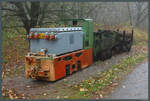 Im Eingangsbereich der Grube Büchenberg steht eine EL 9 mit zwei Loren. (15.11.2025)