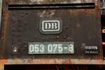 053 075-8 DB Lokschild im Eisenbahnmuseum Bochum Dahlhausen, Oktober 2025.