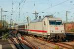 DB 101 013-1  IC  mit IC2155 nach Gera bei der Durchfahrt in Kln Messe Deutz, November 2025.